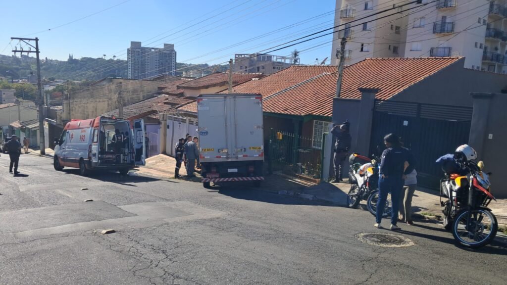 Motorista fica preso às ferragens após acidente no Alvinópolis - foto: SAMU