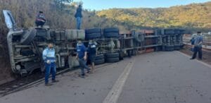 Motorista-fica-preso-as-ferragens-apos-caminhao-tombar-na-Rodovia-Fernao-Dias