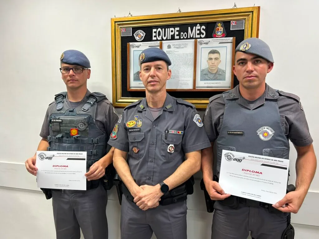Cabo Fernando e o soldado Do Nascimento são homenageados como PMs do Mês em Atibaia