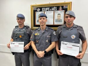 Cabo Fernando e o soldado Do Nascimento são homenageados como PMs do Mês em Atibaia