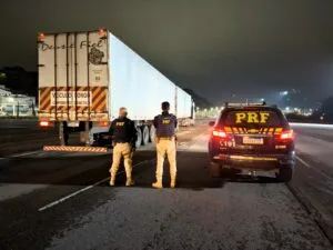 PRF flagra transporte irregular de alimentos junto a produto perigoso na Fernão Dias