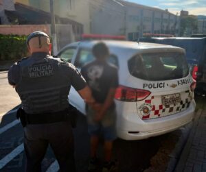 Polícia Militar prende homem procurado por tentativa de homicídio e violência doméstica em Atibaia.
