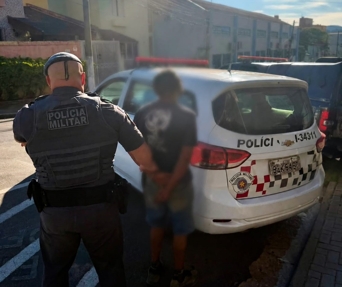 Polícia Militar prende homem procurado por tentativa de homicídio e violência doméstica em Atibaia.
