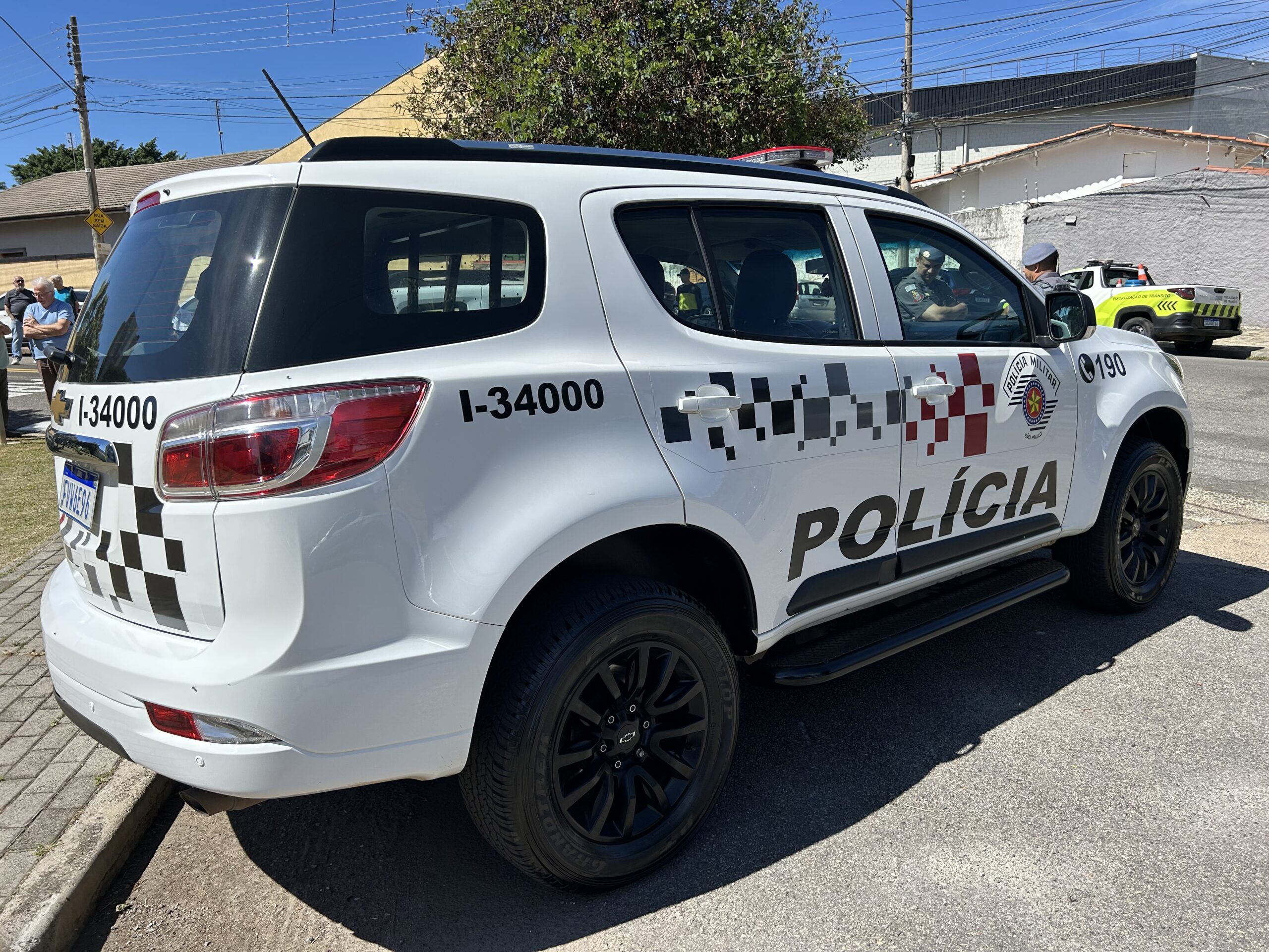 Quadrilha invade residência pelo mato e foge após roubo em Atibaia.