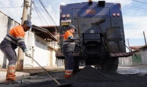 Prefeitura de Atibaia realiza mais de 2 mil serviços de tapa-buraco em julho e recupera 5,5 mil m² de vias