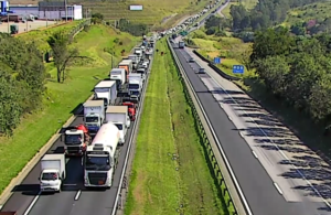 Trânsito fica congestionado na Rodovia Dom Pedro I em Atibaia devido a obras na pista sentido Jacareí