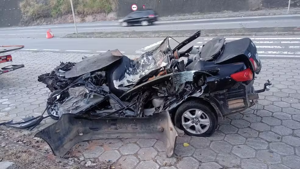 Casal e filha de 16 anos morrem em colisão frontal com carreta na rodovia Fernão Dias.