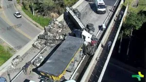 Acidente com carreta deixa um morto e interdita Rodovia Dom Pedro I em Atibaia
