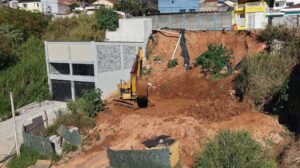 Terreno com risco de deslizamento leva Prefeitura a realizar obras