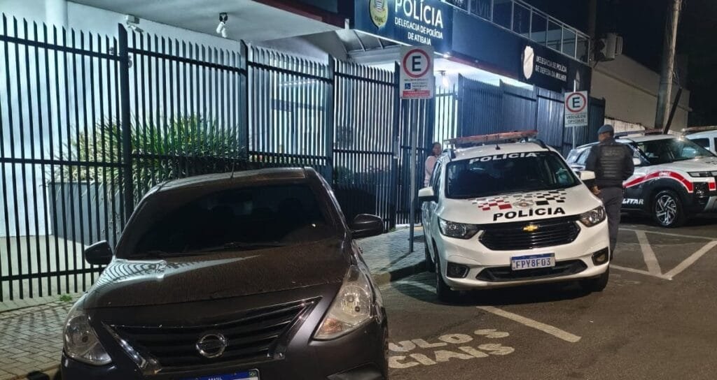Homem é preso com veículo furtado e com sinais identificadores adulterados em Atibaia
