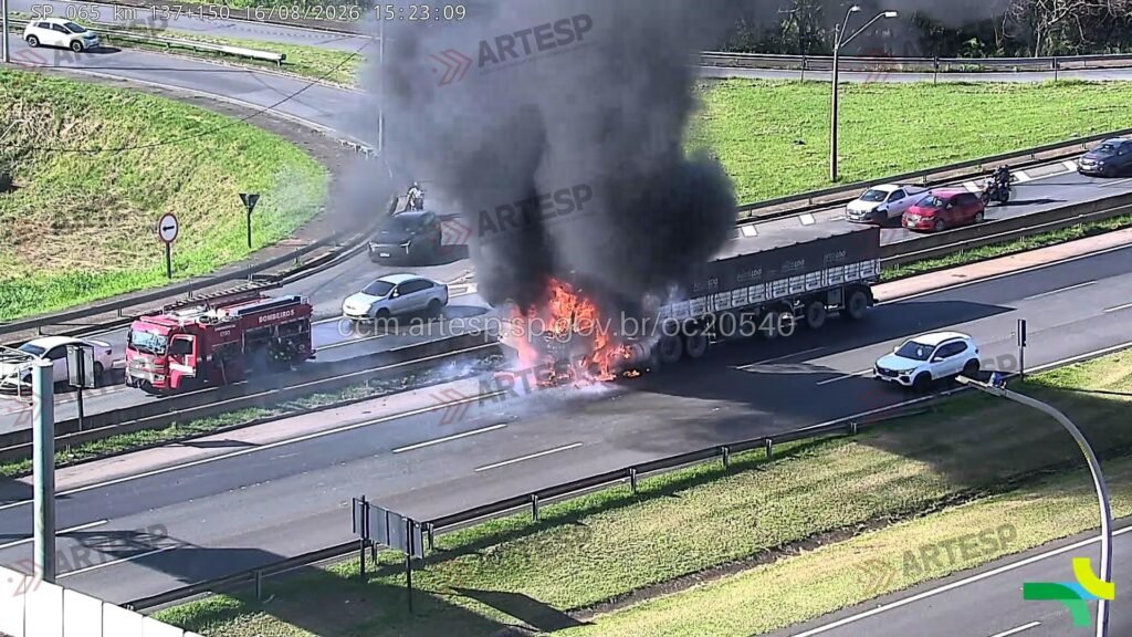 Incêndio em carreta bloqueia pista da Rodovia Dom Pedro I