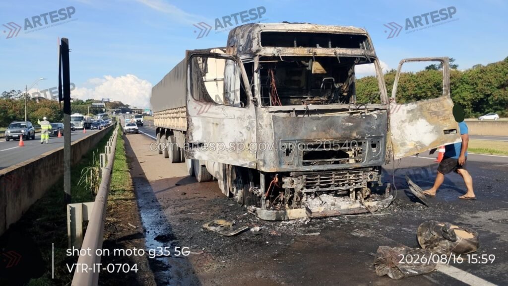Incêndio em carreta bloqueia pista da Rodovia Dom Pedro I - Artesp