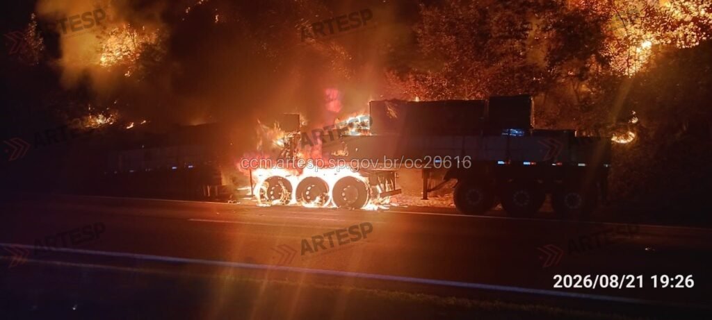 Incêndio em carreta provoca congestionamento na Rodovia Dom Pedro I, em Jarinu