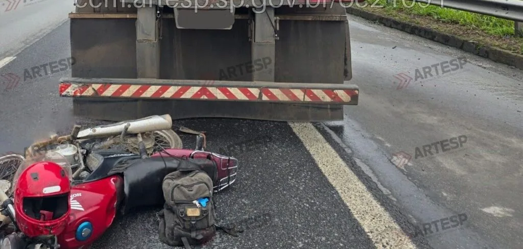 Motociclista morre após bater na traseira de carreta na Rodovia Dom Pedro