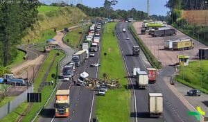 Acidente-com-duas-carretas-Rodovia-Dom-Pedro