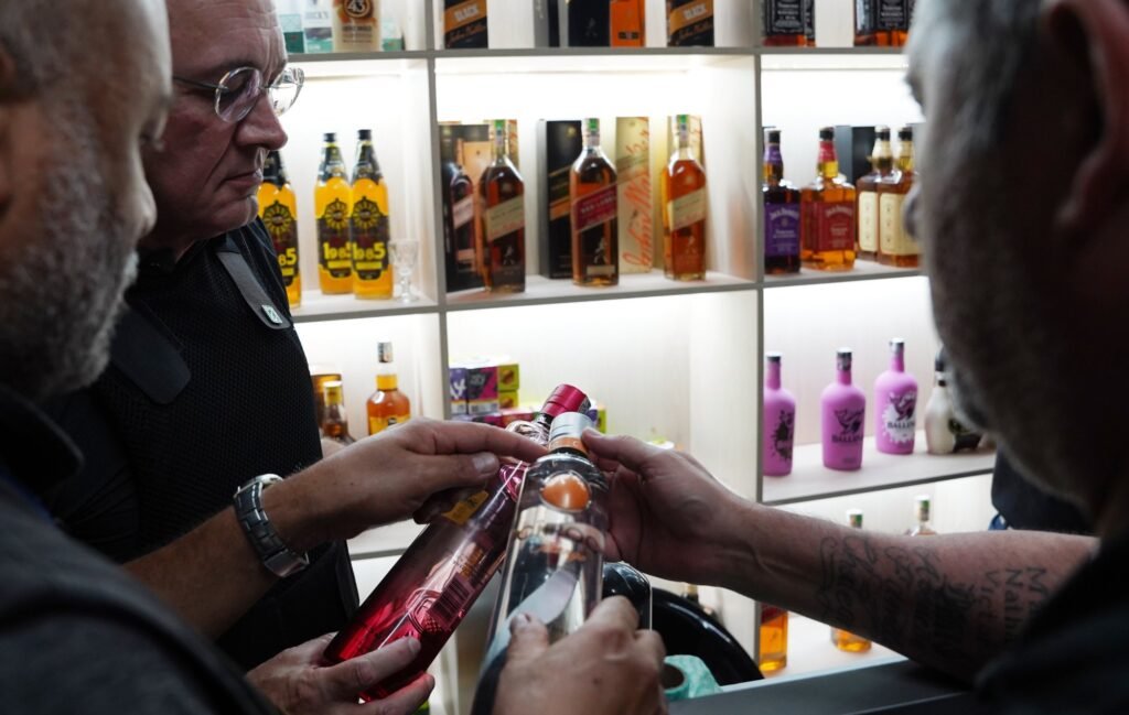 Atibaia apreende bebidas contrabandeadas e fecha comércio