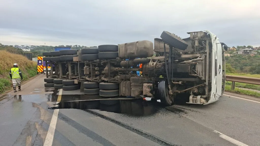 Carreta tomba na Fernão Dias