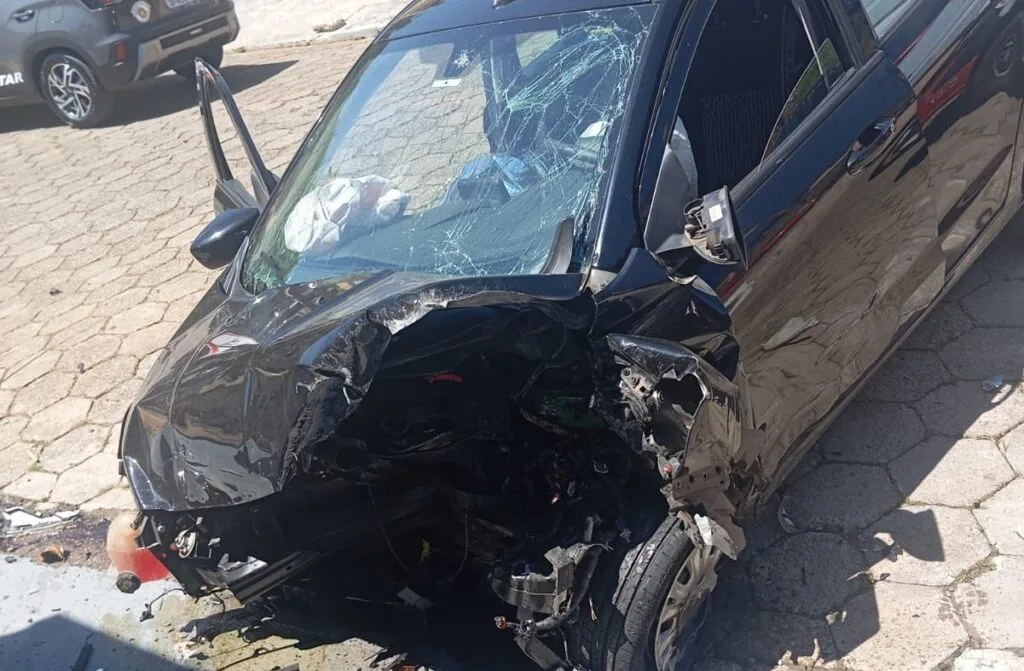Mulher de 80 anos morre após carro bater contra muro no Centro de Joanópolis