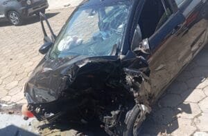 Mulher de 80 anos morre após carro bater contra muro no Centro de Joanópolis