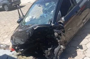 Mulher de 80 anos morre após carro bater contra muro no Centro de Joanópolis