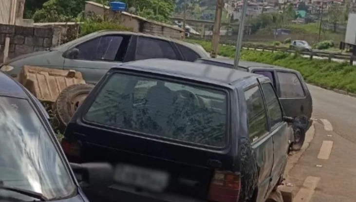 Veículos abandonados em Atibaia