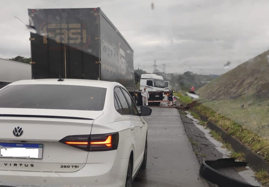 acidente envolvendo uma carreta foi registrado na manhã desta terça-feira (22), por volta das 7h50, na Rodovia Fernão Dias (BR-381)