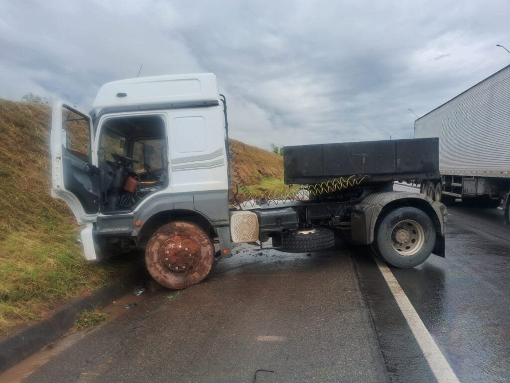 carreta interdita faixa da Fernão Dias