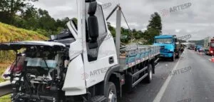 Colisão entre dois caminhões interdita trecho da D. Pedro I em Itatiba