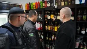 fiscalização contra bebidas adulteradas em Atibaia