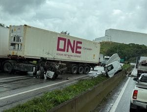 Acidente deixa carreta atravessada e causa grande congestionamento na Fernão Dias