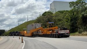 Carga-de-521-toneladas-na-Fernao-Dias-BR-381.