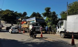 1. Manutenção emergencial do SAAE deixa bairros sem água e bloqueia trecho da Avenida Flávio Pires de Camargo