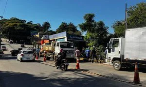 1. Manutenção emergencial do SAAE deixa bairros sem água e bloqueia trecho da Avenida Flávio Pires de Camargo