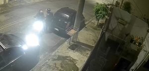 Dois indivíduos em motocicleta furtam módulo eletrônico de veículo no Atibaia Jardim