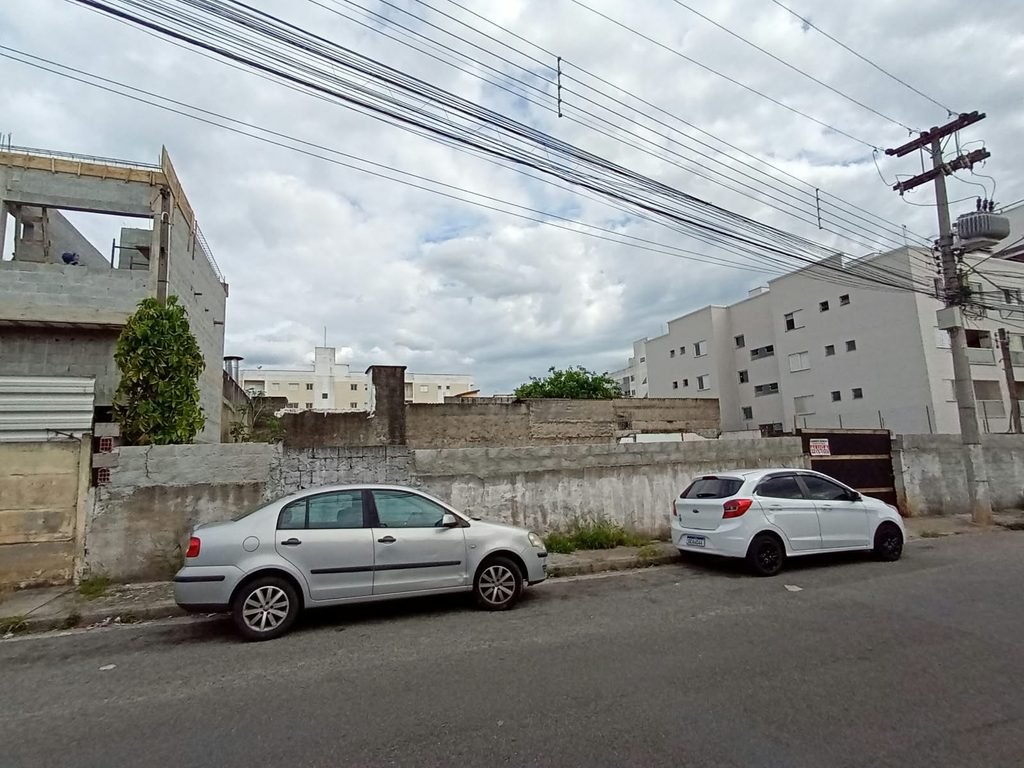 Vende-se terreno no bairro Alvinópolis, em Atibaia